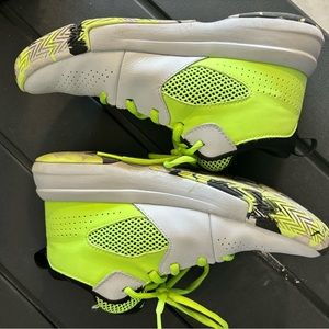 Gently worn Under Armour shoes, size 5.5